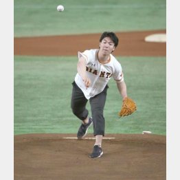 「日本大学デー」で好球式を行ったモーグルの原（Ｃ）日刊ゲンダイ