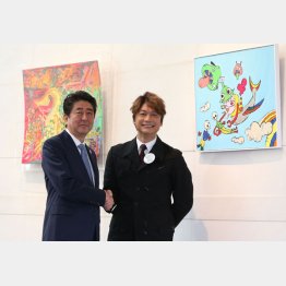 日本財団主催のアート企画展では安倍首相と握手も（Ｃ）日刊ゲンダイ