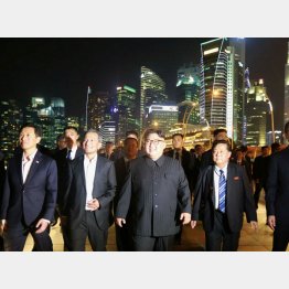 シンガポールでは夜の観光も満喫した（Ｃ）朝鮮中央通信撮影・共同