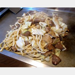 ホルモン焼きうどん（Ｃ）日刊ゲンダイ