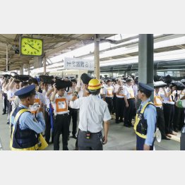 帰宅困難の訓練（品川駅）／（Ｃ）共同通信社