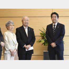 安倍首相と面会する拉致被害者家族会の飯塚繁雄代表と横田早紀江さん（Ｃ）共同通信社