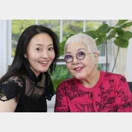 石井聖子さんと坂本スミ子さん（Ｃ）日刊ゲンダイ