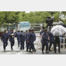 東京拘置所前で警戒する警察官（６日）／（Ｃ）共同通信社