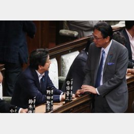 衆院本会議で安倍首相に声をかける古屋議員（Ｃ）日刊ゲンダイ