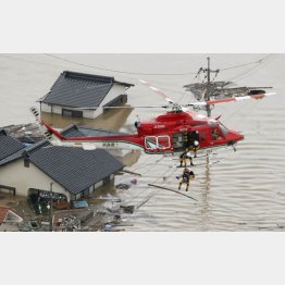 冠水した岡山県倉敷市真備町で、救助活動する防災ヘリコプター（Ｃ）共同通信社