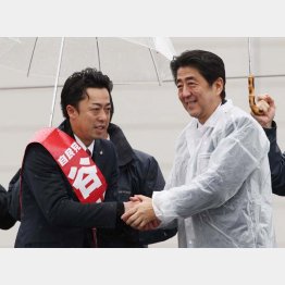 2014年の衆院選で谷川とむ衆院議員（左）の応援に駆けつけた安倍首相（Ｃ）日刊ゲンダイ