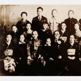 三木さんは前列左から２番目、祖父母は前列右から１番目と２番目。父は後列左から２番目、母は中列右から２番目（提供写真）