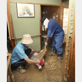 西日本豪雨災害で家の中の土砂を掃除する人たち（Ｃ）日刊ゲンダイ