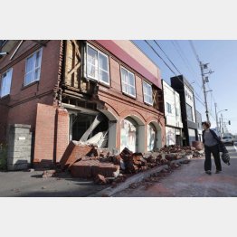 地震で崩れた安平町の建物（Ｃ）共同通信社