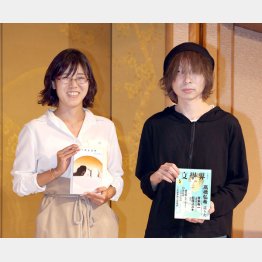 芥川賞を受賞した作家の高橋弘希さん（左は直木賞の島本理生さん）／（Ｃ）日刊ゲンダイ