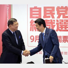 握手をする石破元幹事長（左）と安倍首相だが……（Ｃ）日刊ゲンダイ