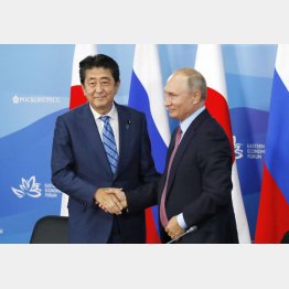 共同記者発表を終え、ロシアのプーチン大統領（右）と握手する安倍首相（Ｃ）共同通信社