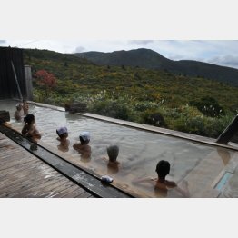 「栗駒山荘」の展望大浴場（提供写真）