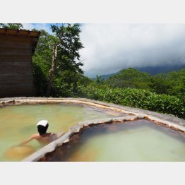 「煙草屋旅館」の露天風呂（提供写真）