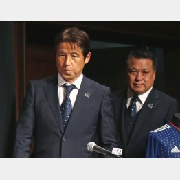 帰国会見に臨む西野監督（左）と田島ＪＦＡ会長（Ｃ）日刊ゲンダイ