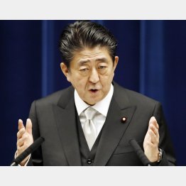 第４次安倍改造内閣が発足し、記者会見する安倍首相（Ｃ）共同通信社