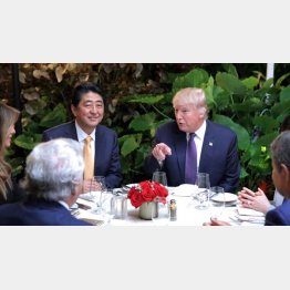 2017年2月、米フロリダ州パームビーチでトランプ米大統領らと夕食会に臨む安倍首相（Ｃ）ロイター＝共同