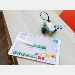 レゴで作ったロボットをiPadで操作（3rd SCHOOL）／（提供写真）
