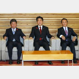 消費税１０％実施表明 （左から）茂木経済再生相、安倍首相、麻生財務相（Ｃ）共同通信社