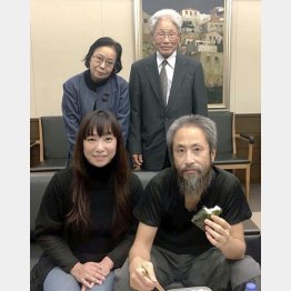成田空港に到着し、両親（後方）、妻深結さんと写真に納まる安田純平さん／（深結さん提供）