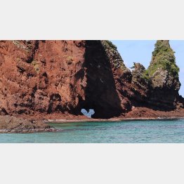 島根県隠岐諸島の明屋海岸に立つ屏風岩にも（Ｃ）日刊ゲンダイ