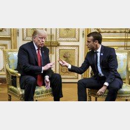 マクロン仏大統領（右）はすぐ了解（10日、パリ＝ロイター＝共同）