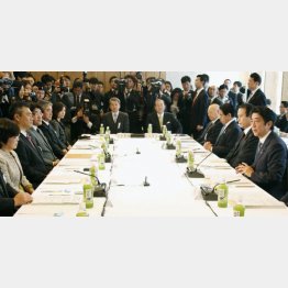 安倍首相再登板１ヶ月後に「教育再生実行会議」初会合（Ｃ）共同通信社