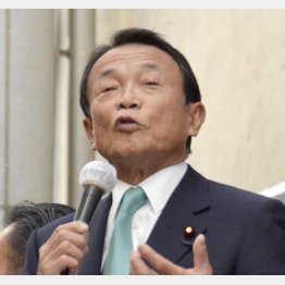 17日、福岡市長選で応援演説をする麻生副総理兼財務相（Ｃ）共同通信社