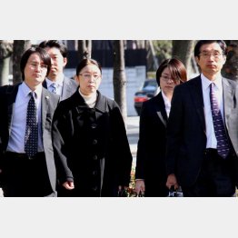 村木厚子（央・左）さんの無罪も（右端が弘中弁護士）／（Ｃ）日刊ゲンダイ