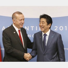 トップセールスも大失敗（会談前に握手するトルコのエルドアン大統領と安倍首相）／（Ｃ）共同通信社