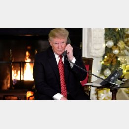 ホワイトハウスで「サンタクロース追跡作戦」の電話対応をするトランプ大統領（Ｃ）ロイター