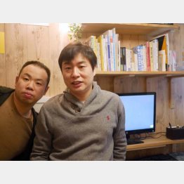 自宅でパートナーの吉田さん（左）と（Ｃ）日刊ゲンダイ