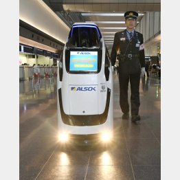 羽田空港のロビーを走行する「警備」ロボット（Ｃ）共同通信社