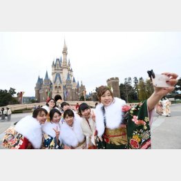 東京ディズニーランドで行われた千葉県浦安市の成人式（2018年）／（Ｃ）共同通信社