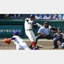 大阪桐蔭の根尾が放った本塁打のインパクトの瞬間（Ｃ）共同通信社