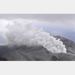 噴煙は6000メートル（17日の口永良部島の噴火）／（Ｃ）共同通信社