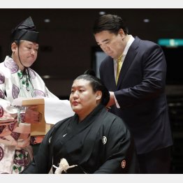 トラブルメーカーの印象も強いが…(断髪式で貴ノ岩のまげにはさみを入れつ元横綱日馬富士)/(C)共同通信社