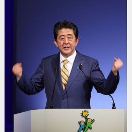 自民党大会で演説する安倍首相（Ｃ）日刊ゲンダイ