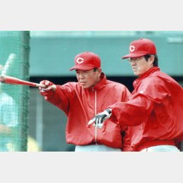 大下ヘッド（左）と達川監督（Ｃ）日刊ゲンダイ