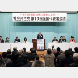 東京都内で開かれた社民党の全国代表者会議であいさつする又市党首（Ｃ）共同通信社