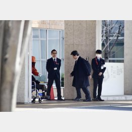 調査のため公立福生病院に入る日本透析医学会の調査委メンバー（右２）／（Ｃ）共同通信社