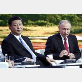 中国・ロシアを追い掛ける（中国の習近平国家主席とプーチン露大統領・右）　（Ｃ）ロイター／タス通信