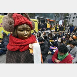 ソウルの日本大使館前で毎週続く抗議（Ｃ）共同通信社