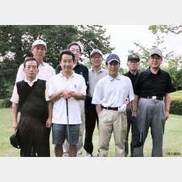 平成18年5月末、福岡のゴルフ場で中村勘三郎さん（右3）、中村扇雀さん（前列左2）と。本人は後列左から2人目（提供写真）