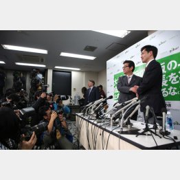 投票結果を受けて会見をする、大阪維新の会代表・松井一郎（左）と、吉村洋文政調会長（右）／（Ｃ）日刊ゲンダイ