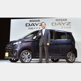 新型軽自動車「ＤＡＹＺ（デイズ）」と志賀俊之ＣＥＯ（２０１３年）／（Ｃ）共同通信社