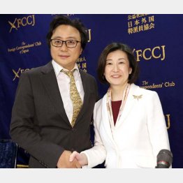 久美子社長（右）とハイラインズの陳社長（Ｃ）日刊ゲンダイ