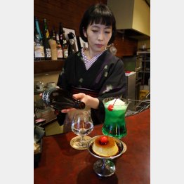 日本酒を注ぐ店主の宇津木さん（Ｃ）日刊ゲンダイ