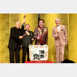 （左から）服部幸應さん、麹谷宏さん、本人、きたやまおさむさん（提供写真）